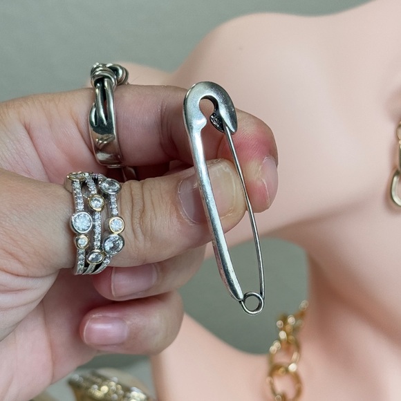 ⚜️💎 Elegant Silver and Multicolor Crystal Brooch 🧷❤️‍🔥 - Picture 8 of 8